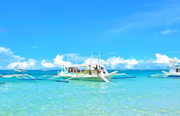 Island hopping boats in Boracay